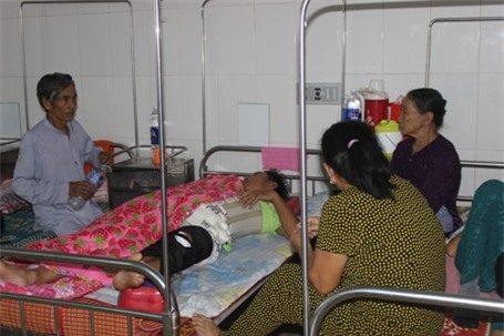 Xe chở 9 người gặp nạn trên đường từ Lào về Quảng Trị