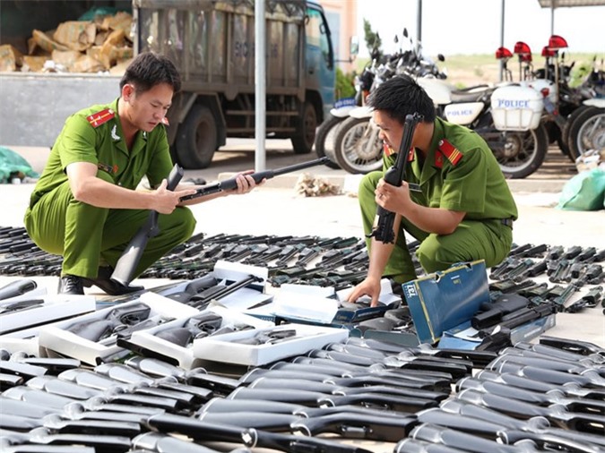 Bắt giữ xe tải vận chuyển một "kho" súng trái phép