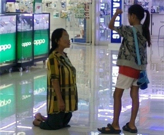 Người mẹ tàn tật quỳ xin con gái vì không mua được smartphone