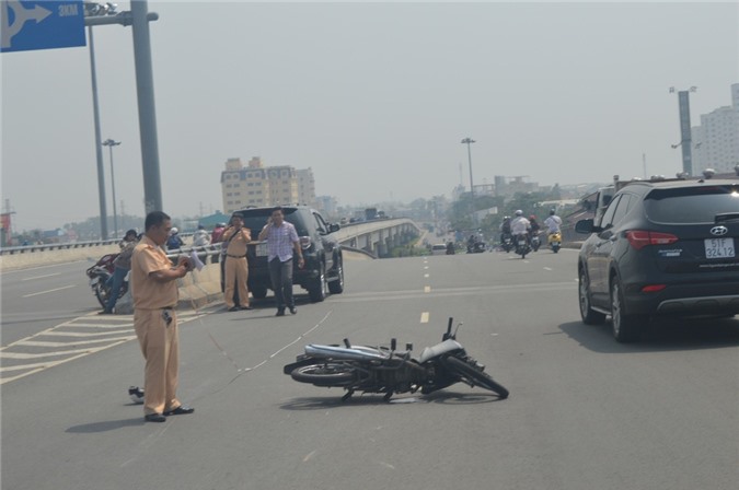 TP.HCM: Va chạm với ô tô, hai cô gái bị kéo lê gần 20 mét