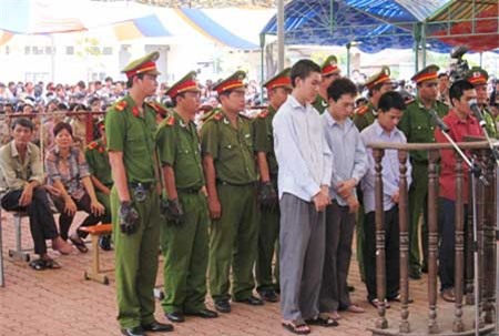 Gã thiếu gia biến thái rạch đùi 18 thiếu nữ