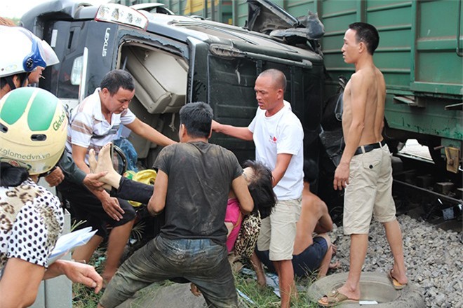 Liều mạng băng đường tàu, xe sang Lexus bị đâm nát