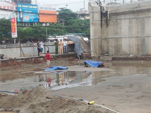 Phát hiện nam thanh niên chết gục bên xe máy tại công trường cầu vượt Cầu Giấy