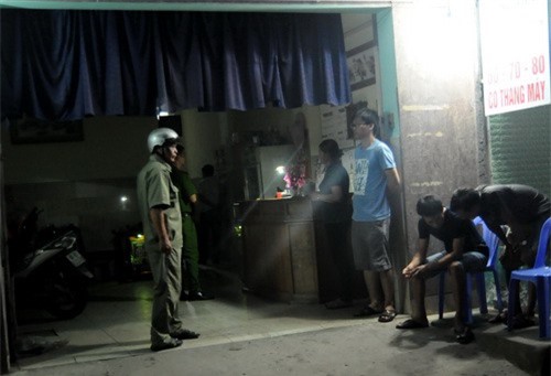  Truy tìm hai người đi cùng vị khách bị chết trói trong nhà nghỉ