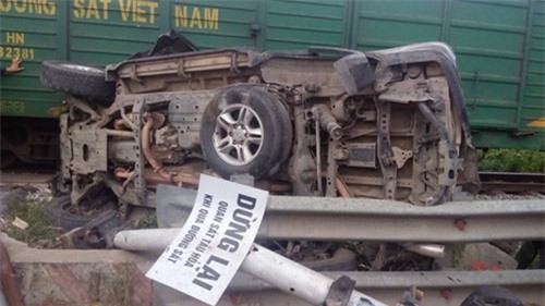 Cố vượt đèn tín hiệu - ô tô bị tàu hỏa cày nát