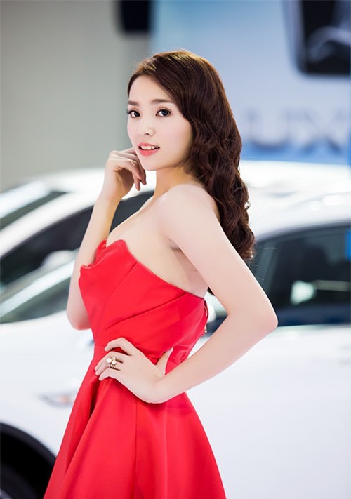 Hoa hậu Kỳ Duyên rạng rỡ bên xe sang mới tậu