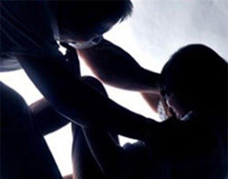 Nữ sinh thực tập bị kẻ xấu cạy cửa dí dao sàm sỡ giữa đêm