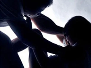 Nữ sinh thực tập bị kẻ xấu cạy cửa dí dao sàm sỡ giữa đêm