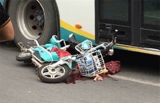 Va vào cửa taxi mở đột ngột, cô gái bị xe bus cán tử vong tại chỗ