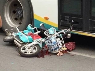 Va vào cửa taxi mở đột ngột, cô gái bị xe bus cán tử vong tại chỗ