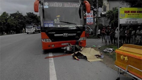 Xe khách chạy lấn tuyến đâm chết hai chị em dâu 