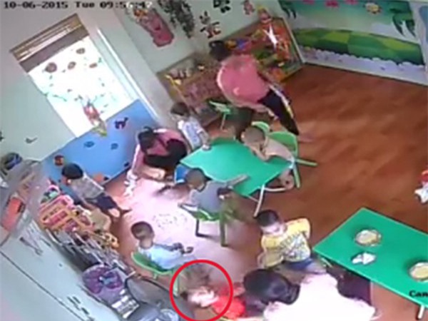Đình chỉ khẩn cấp giáo viên mầm non bạo hành trẻ vì ăn chậm