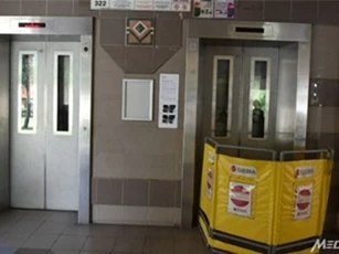 Một cụ bà ở Singapore bị cửa tháng máy kẹp đứt lìa cánh tay