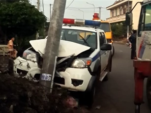 Ôtô CSGT đâm vào cột điện khi truy đuổi nghi phạm trộm chó
