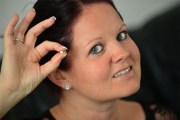 Ăn hàu, bất ngờ phát hiện 2 viên ngọc trai trị giá khoảng 1.500 USD