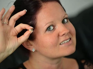 Ăn hàu, bất ngờ phát hiện 2 viên ngọc trai trị giá khoảng 1.500 USD