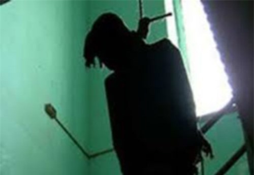 Bà ngoại tá hóa khi phát hiện cháu treo cổ trong phòng 