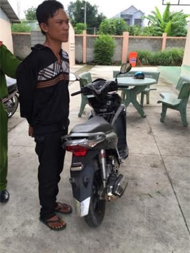 Bình Dương: Giấu biển số xe trong cốp, tên trộm vẫn bị nhóm hiệp sĩ vây bắt