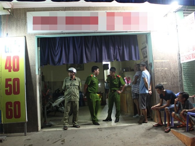 Gã trai trẻ rủ người tình đồng tính vào nhà nghỉ giết, cướp tài sản