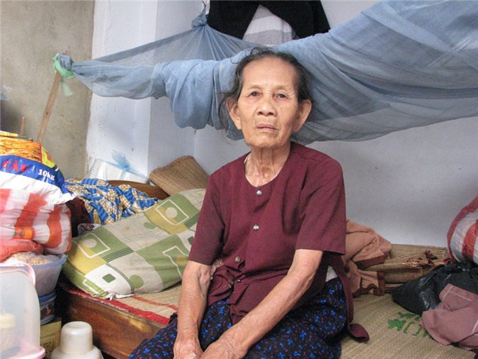 Mẹ già 84 tuổi bán xôi dạo nuôi con trai bị tai biến