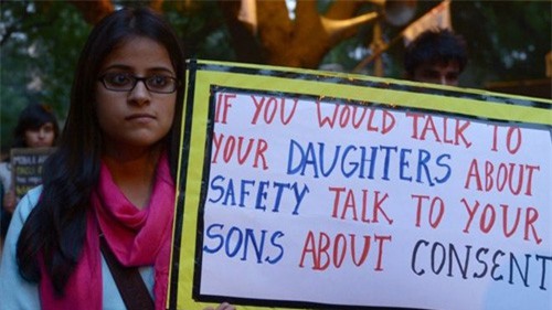 Phẫn nộ "yêu râu xanh" dùng kẹo dụ dỗ, hiếp dâm bé gái 4 tuổi