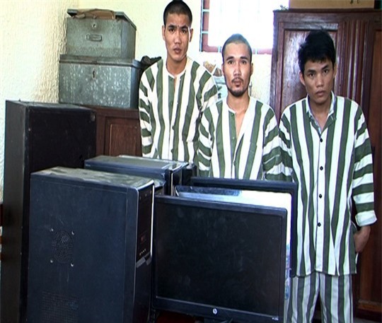 9X đột nhập trường học trộm máy tính về chơi facebook