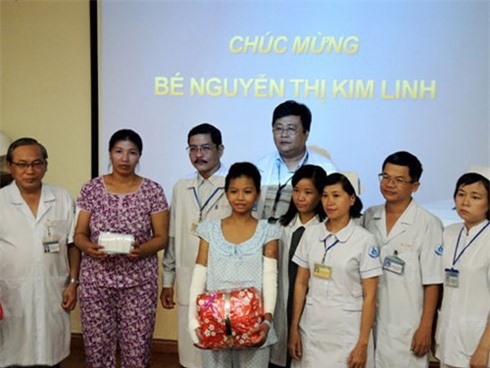 Bé gái bị mẹ tẩm xăng thiêu đốt tươi tắn ngày xuất viện