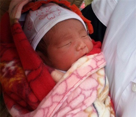 Đau xót bé sơ sinh bị bỏ rơi ven đường