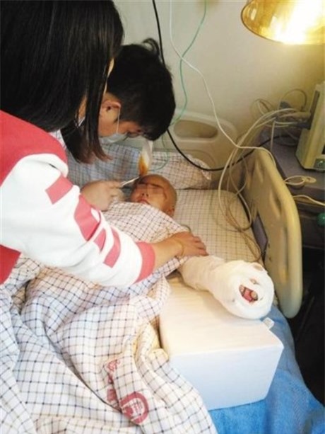 Bé 6 tuổi bị hàng xóm cắt mất “của quý” vì mất trật tự