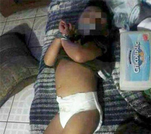 Phẫn nộ bà mẹ trói tay, bịt miệng con rồi đăng lên facebook