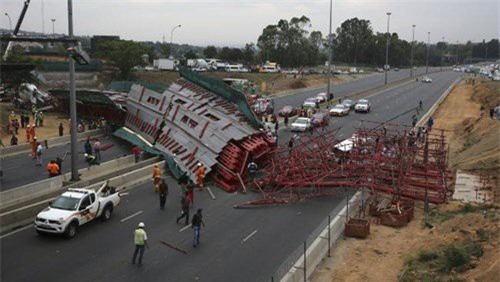 Sập cầu vượt trên đường cao tốc, 23 người thương vong