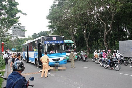 Xe bus mất lái cán chết người, giao thông kẹt cứng