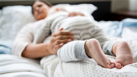 Bé sơ sinh 10 tuần tuổi chết ngạt khi ngủ chung với mẹ