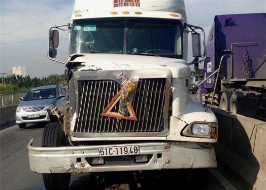 Mất phanh, xe đầu kéo gây tai nạn liên hoàn trên cầu Phú Mỹ