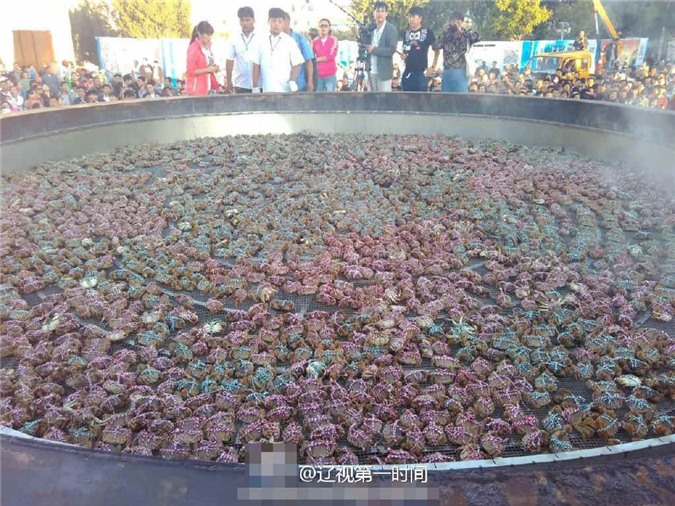 Ngỡ ngàng với nồi cua hấp lớn nhất hành tinh