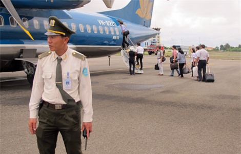 Nhân viên an ninh trên không được trang bị vũ khí