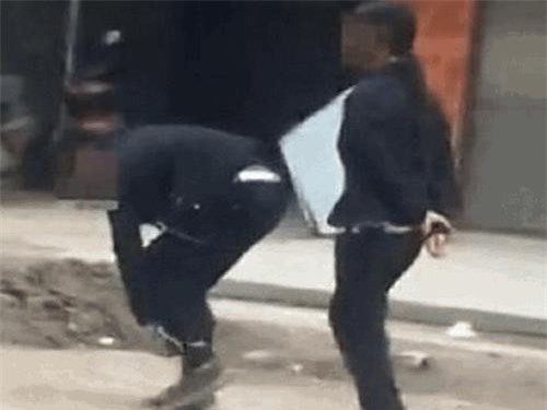 Phẫn nộ cảnh mẹ xích tay chân con dẫn đi "dạo phố"