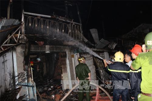 Cà Mau: Cháy lớn thiêu rụi 5 căn nhà 