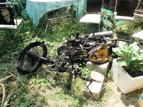 Chồng chém vợ trọng thương rồi đốt xe máy tự thiêu