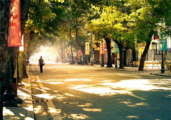 Dự báo thời tiết 19/10: Bắc Bộ duy trì nắng nóng, cảnh báo mưa dông ở Nam Bộ