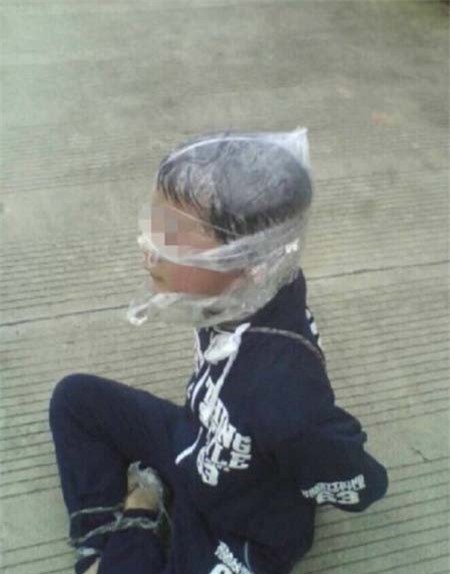 Hành trình về nhà của bé trai 13 tuổi bị kẻ lạ bắt cóc, trói tay chân