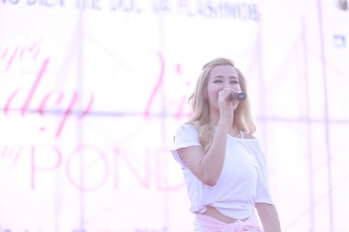 Đông Nhi nhảy flashmob kỷ niệm ngày phụ nữ 20/10