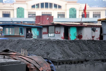 Quảng Ninh: Bắt giữ số lượng lớn than, dầu trái phép