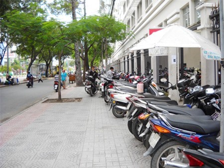 Giữ thu phí sử dụng lòng đường, vỉa hè để tạo nguồn thu cho ngân sách