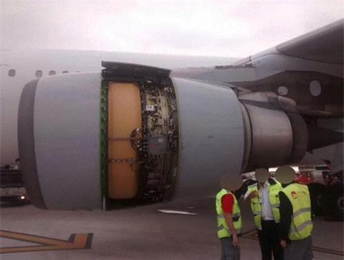 Máy bay chở 182 người bị rơi vỏ động cơ vẫn thản nhiên bay