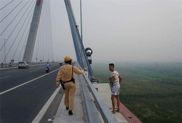 Nam thanh niên có biểu hiện phê ma túy, đòi nhảy cầu Nhật Tân tự tử