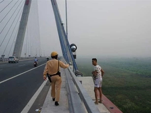 Nam thanh niên có biểu hiện phê ma túy, đòi nhảy cầu Nhật Tân tự tử