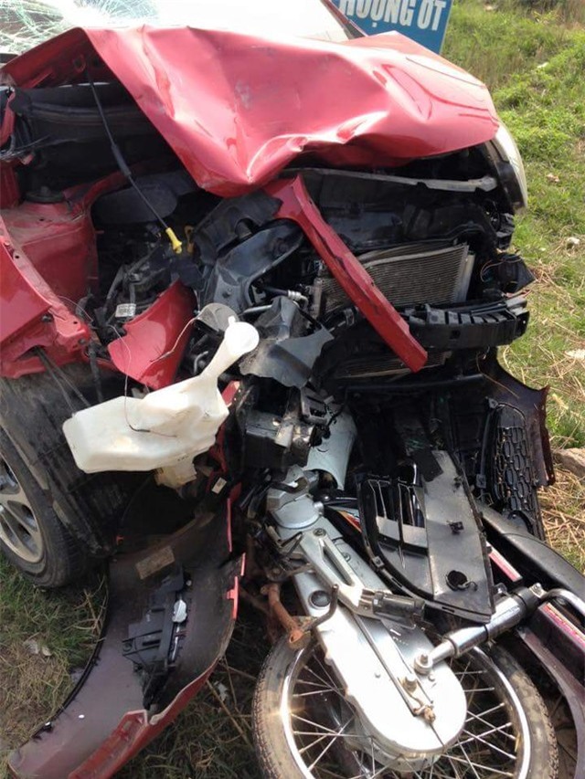 Tai nạn giao thông ở Hà Nội: Kia Morning mất lái, 4 thanh niên nguy kịch