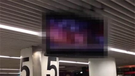 Tây Ban Nha: Nhà ga sân bay chiếu nhầm phim “người lớn” 