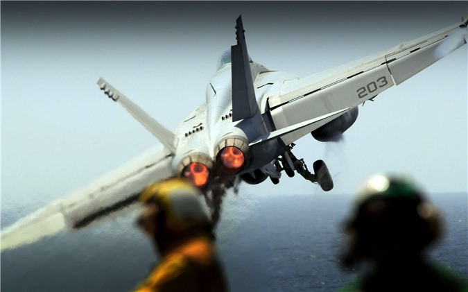 Tiêm kích F-18 của Mỹ phát nổ trên không, 1 phi công tử nạn